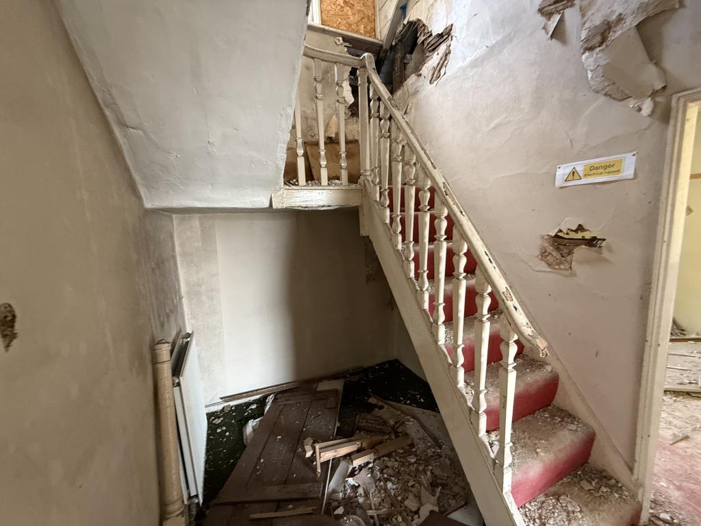 Lot: 86 - FORMER COMMERCIAL PROPERTY WITH PLANNING PERMISSION FOR RESIDENTIAL CONVERSION - stairs to attic space